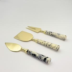 Nouvel ensemble de 3 couteaux à fromage en acier inoxydable faits à la main avec manche en résine design pour servir le fromage au petit-déjeuner - Product Image 4