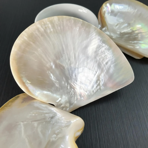 จานเปลือกหอยมุกทำมือพร้อมขอบแกะสลักสำหรับใส่แหวน ต่างหู ใช้ตกแต่งและเสิร์ฟอาหาร พร้อมเปลือกหอยมุกธรรมชาติที่มีความเงางาม - Product Image 1