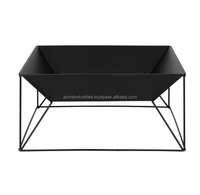 Table de foyer extérieur de style campagnard avec structure en fer épaisse et espace de combustion rond, conçue pour une utilisation sûre de la flamme nocturne, écologique