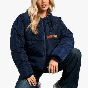 Veste matelassée contemporaine pour femmes, coupe ajustée, résistante au vent, en nylon, veste matelassée de haute qualité en tissu recyclé, durable - Product Image 4