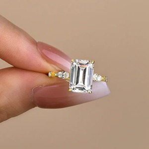 Bague de fiançailles solitaire en or jaune massif 14 carats avec diamant de laboratoire taille émeraude 2,50 carats de qualité supérieure, VS+, certifié IGI, accent flottant - Product Image 4