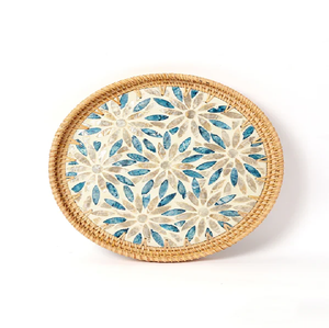 Plateau rectangulaire en rotin tressé à la main avec une base en mosaïque de fleurs en nacre colorée, disponible à prix de gros - Product Image 4