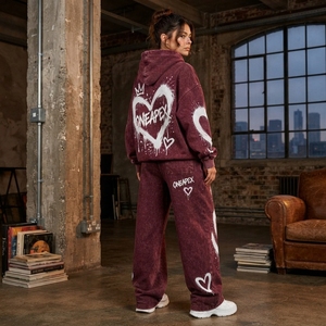 Ensemble survêtement femme bordeaux avec sweat à capuche imprimé graffiti cœur et pantalon large blanc – Tenue streetwear deux pièces - Product Image 5