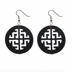 Boucles d'oreilles circulaires noires avec motif de symbole chinois et fermeture à crochet doré - Product Image 4