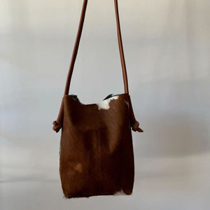 Bolsos de Mano de Cuero Vacuno con Logotipo Impreso Personalizado de Alta Calidad, Diseño Personalizado al por Mayor, Dos Asas, Impermeables y Transpirables - Product Image 2