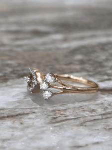 Anillo de compromiso moderno con diamante cultivado en laboratorio, certificado IGI, VVS2, 0.35 ct, oro rosa de 14K, corte brillante hexagonal con halo y aro dividido. - Product Image 3