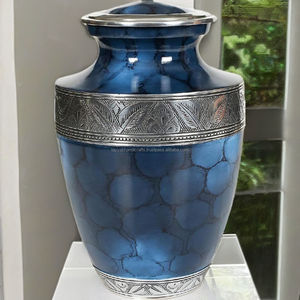 Urnes de crémation en laiton massif fleur gravée urne classique adulte personnalisée urnes en métal d'Inde - Product Image 1