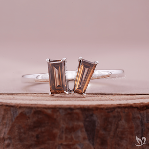 Anillo Toi et Moi con Diamante Cultivado en Laboratorio, Corte Baguette y Baguette Cónico, Color Marrón, Anillo de Compromiso de Dos Piedras, Anillo Geométrico Minimalista - Product Image 3