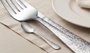 Ensemble de couverts en acier inoxydable avec manche martelé, design moderne, résistant à la rouille, pour utilisation sur table de mariage - Product Image 2