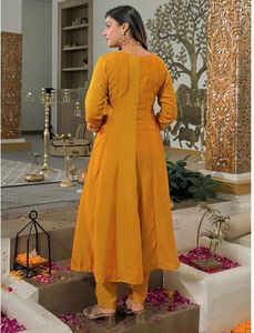 Conjunto listo para usar de top de seda Vichitra con bordado de diseñador, pantalón de seda Vichitra y dupatta de seda Vichitra con bordado. - Product Image 3