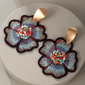 Boucles d'oreilles pendantes brodées de fleurs et de perles, bijoux fantaisie en peluche, artisanat de couture - Product Image 2