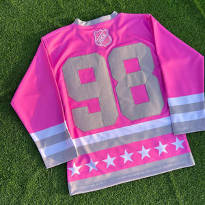 T-shirt personnalisé pour homme, style streetwear, col en V oversize, manches courtes, broderie et impression de lettres, pour fans de hockey sur glace - Product Image 5