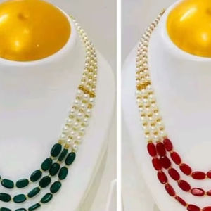 Exquisito collar de tres capas con perlas y cuentas, una combinación perfecta de elegancia tradicional y encanto contemporáneo. - Product Image 2