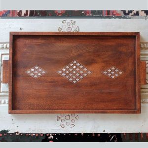 Plateau de service rond en bois fait main, élégant, avec incrustation de nacre florale, idéal comme cadeau de Ramadan. - Product Image 2
