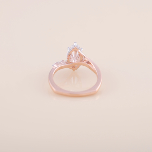 แหวนหมั้นเพชรทรงมาร์คีส์แบบเฮโล ได้รับการรับรองจาก IGI ตัวเรือนทองคำ 18K สีโรสโกลด์ / ไวท์โกลด์ และสีเหลืองทอง - Product Image 2