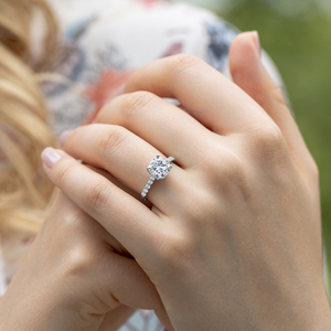 Bague de fiançailles élégante en or blanc massif 14K 18K avec diamant de laboratoire taille coussin et design demi-éternité, bague pavée, bague de mariée - Product Image 6