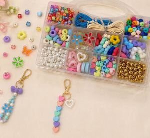 Kit de fabrication de breloques de sac et porte-clés DIY, boîte portable transparente avec perles papillon et fleur, pour sacs à dos, pendentifs de téléphone et loisirs créatifs - Product Image 1