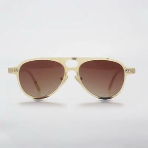 Gafas de Sol Redondas de Cuerno de Búfalo, Material Artesanal Natural, Montura Orgánica Pulida, Hechas a Mano, HASAN CRAFT HC-0001, de Uttar Pradesh - Product Image 1