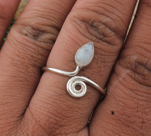 Anillo de Plata de Ley 925 con Engaste de Bisel y Piedra Lunar Arcoíris, Hecho a Mano, Clásico, Bohemio, Delicado, Solitario, Anillo de Boda Certificado de Jaipur - Product Image 1