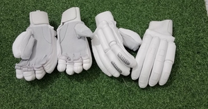 Gants de frappe de cricket en cuir Pittards professionnels personnalisés, légers, haute protection, rembourrage gris glacé, protège-mains de frappe. - Product Image 2