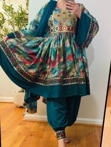 Robe longue en mousseline de soie brodée ethnique indienne à manches longues avec motif floral et bordure dorée, à porter toute l'année - Product Image 2