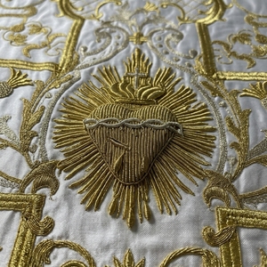 Casulla Bordada a Mano Personalizada con Flecos Blancos y Dorados, Tela de Seda, Vestimenta Litúrgica para Ceremonias Religiosas - Product Image 5