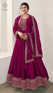 Elegante Traje Formal de Seda Dola para Mujer, Mangas de Georgette, Parte Inferior de Santoon, Bordado con Jari Dori, Dupatta de Red, Ropa India - Product Image 4