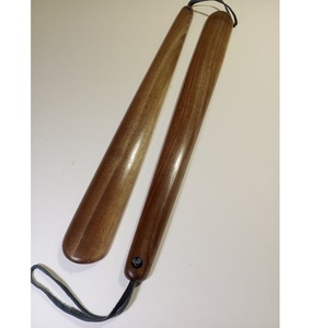 Chausse-pied en bois naturel à long manche, design ergonomique - Product Image 1