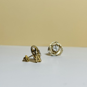Boucles d'oreilles clous en or jaune 18 carats pour femme LILABA ENTERPRISE, diamants naturels taille brillant rond, couleur H, style luxueux - Product Image 4