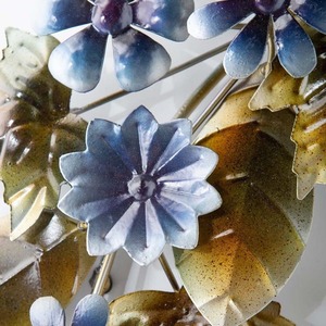 Charmante couronne florale en métal pour décoration murale, avec des fleurs bleues métalliques et des feuilles en bronze doré pour des accents de décoration intérieure vibrants - Product Image 2