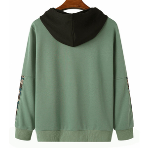 เสื้อฮู้ดผู้ชายผ้าฟลีซสีเขียวเซจและดำ ปักลายแบบคัลเลอร์บล็อก มีกระเป๋าจิงโจ้ ผ้าหนัก 350 กรัม - Product Image 2