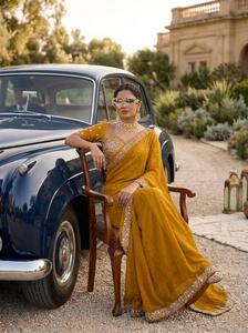 Chemisier de sari sans plis en soie, orné de broderies et de sequins, idéal pour les fêtes, le Diwali et les mariages - Product Image 1