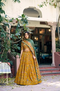 Lehenga Choli Moderno de Seda Tasar con Motivos Dorados Impresos en Lámina para Bodas y Fiestas de Diwali - Product Image 5