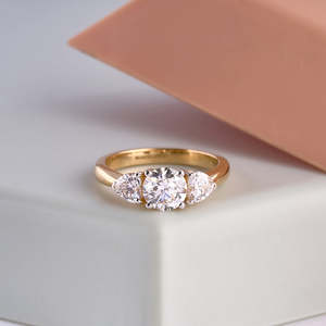 Purecarat 14K Oro amarillo Pera Diamante Anillo de compromiso Diseño de tres piedras - Product Image 4