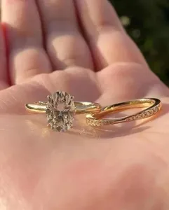 Anillo de compromiso con diamante simulado de corte ovalado de 2 quilates, chapado en oro amarillo de 14 quilates - Product Image 1