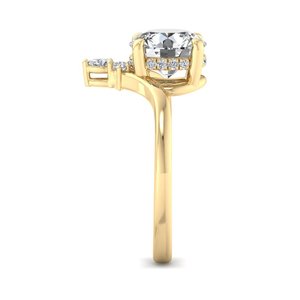Anillo de fiesta de plata con moissanita de forma redonda y diseño de corona delicada, con base de racimo puntiaguda y moderna. - Product Image 6
