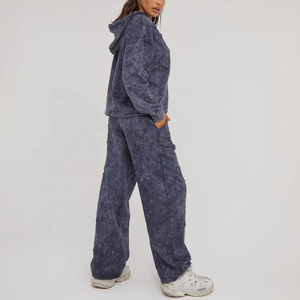 Conjunto Deportivo Gris Vintage de Alta Calidad para Mujer con Lavado Ácido, Sudadera con Borde Crudo y Parche Cruzado, Bolsillo Frontal Tipo Canguro y Pantalones de Pierna Ancha al por Mayor - Product Image 2