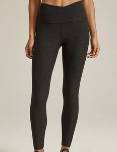 Ensemble 2 pièces pour femme en Heather Black Sage de haute qualité, OEM, comprenant un legging midi taille haute et un short, avec ceinture naturelle unie et effet délavé - Product Image 4