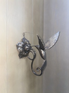 Khang Hung Phat Wrought Iron Hummingbird Flower Sculpture Digital Printing Casting Art Powder Coated Multi-Color Home Decoration - Product Image 3