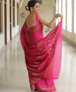Sari de Seda Rosa con Puntos Dorados, Traje Tradicional Indio para Bodas, para Mujer, Largo hasta el Suelo, Corte Regular - Product Image 2
