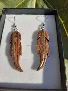 Élégantes boucles d'oreilles en bois incrusté et résine, motif feuille avec pièce maîtresse en perles pour mariages, fêtes, anniversaires et fiançailles - Product Image 4