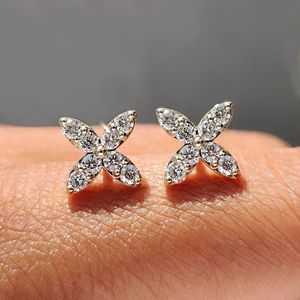 Boucles d'oreilles en forme de fleur avec diamants ronds de 0,52 carat cultivés en laboratoire, couleur E VS, en platine 950 et or jaune, faites à la main, bijou classique pour femme - Product Image 2
