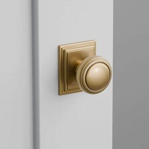 Diseño artesanal de lujo que combina la artesanía de forma encantadora, el suave brillo del pomo de la puerta agrega calidez al umbral. - Product Image 1