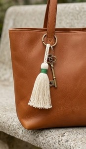 Décoration de porte-clés en laiton avec pompon crème et bande verte, accent bohème pour la maison, à suspendre en intérieur, pour la décoration du salon - Product Image 3