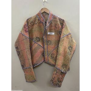 Chaqueta de algodón suave, cómoda y ecológica, estilo vintage para invierno, para mujeres y niñas, con costuras tradicionales indias Kantha. - Product Image 1