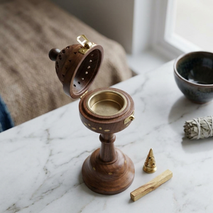 Quemador de Incienso de Madera Hecho a Mano con Plato Recolector Desmontable, Elegantes Detalles Metálicos Incrustados y un Mecanismo de Cierre Seguro - Product Image 4