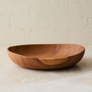 Bol en bois finement poli pour servir des salades, des pâtes et comme centre de table décoratif - Product Image 3