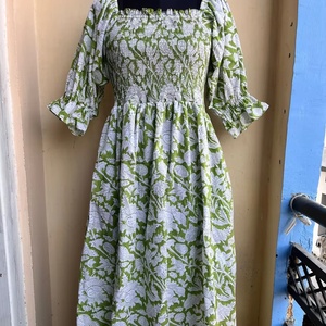 Vestido maxi bohemio verde con estampado floral a mano, vestido largo de algodón con cuello cuadrado, vestido largo informal indio a precio de fábrica - Product Image 1