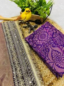 Sari Contemporáneo Brillante con Intrincados Adornos Hechos a Mano para Fiestas - Product Image 6