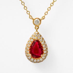 Collier classique en or blanc 14 carats avec rubis poire de 1,29 ct et halo de diamants cultivés en laboratoire, certifié IGI, pour un style élégant au quotidien - Product Image 1